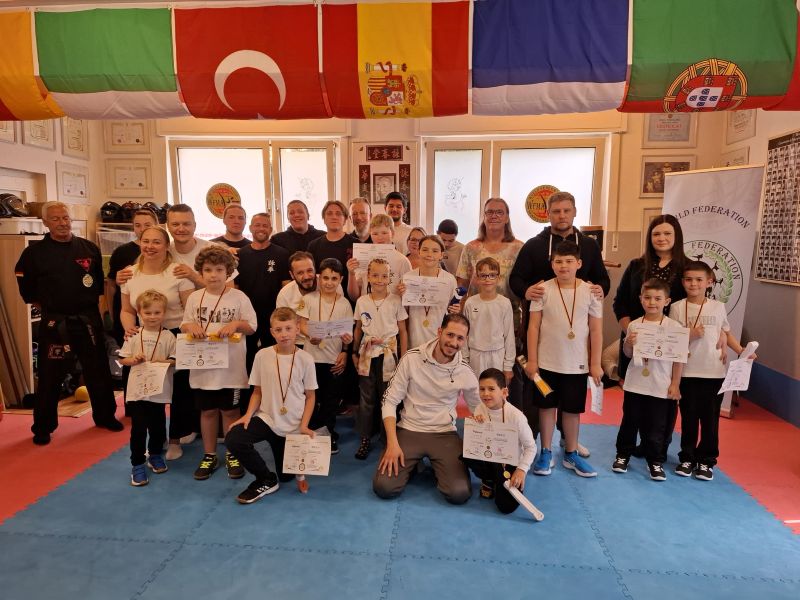 Gruppenbild mit Kindern und Erwachsenen nach Wing Chun Prüfung