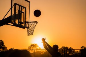 Zum Sonnenuntergang Basketball spielen