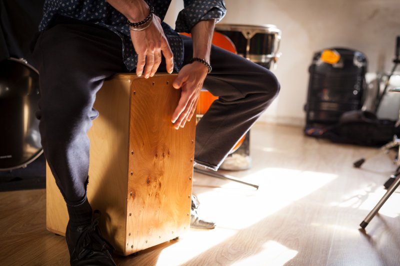 cajon-mann-instrumente