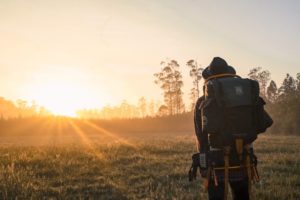Reiserucksack beim Sonnenaufgang