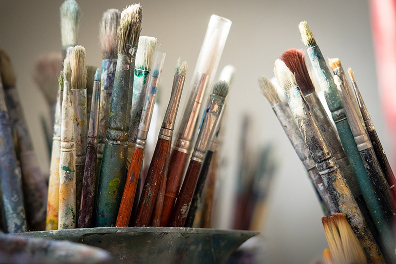 Acryl-Pinsel in Verwendung