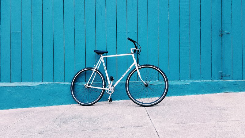 Fahrrad an einer blauen Wand