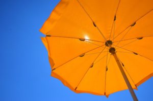 orangener Strandschirm