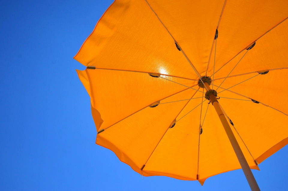 orangener Strandschirm