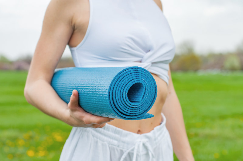 Blaue Pilates-Matte aufgerollt
