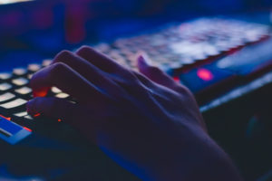 Gaming Tastatur mit Hand