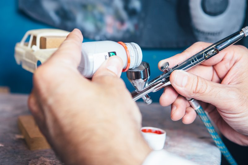 Airbrush-Farbe wird in eine Airbrush-Pistole gefüllt