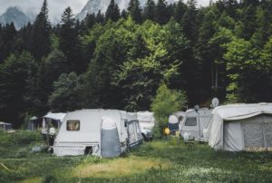 Camping für Anfänger: Wohnwagen am Campingplatz