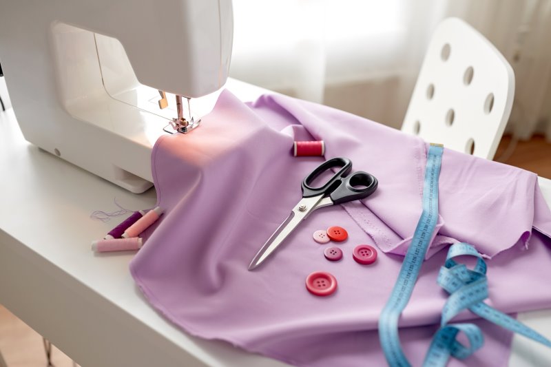 Kindernähmaschine mit Stoff und Schere
