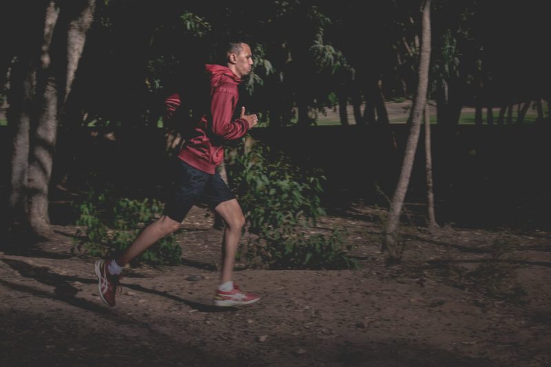 Mann in Laufjacke beim Joggen