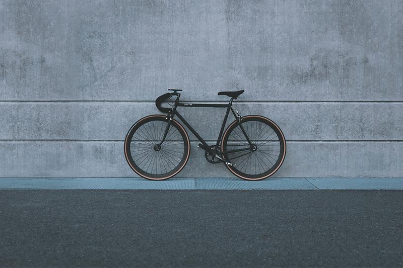 Singlespeed-Bike steht an einer grauen Wand