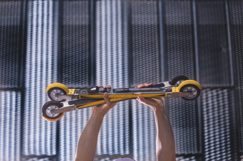 Skating-Skiroller mit Spritzschutzblech und montierter Bindung