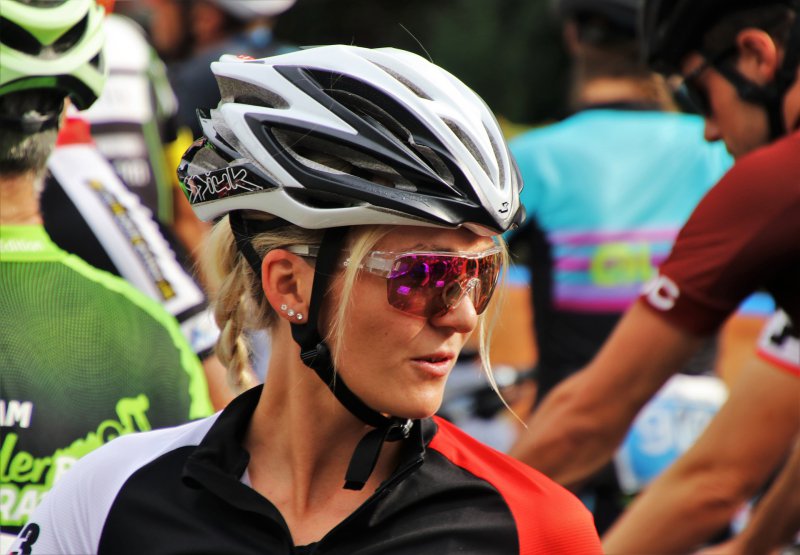 Sport-Sonnenbrille an Radfahrerin