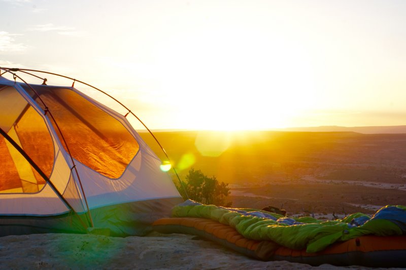 3-Jahreszeiten Schlafsack im Sonnenaufgang