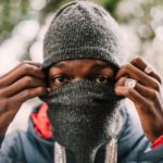 Mann hat Balaclava auf