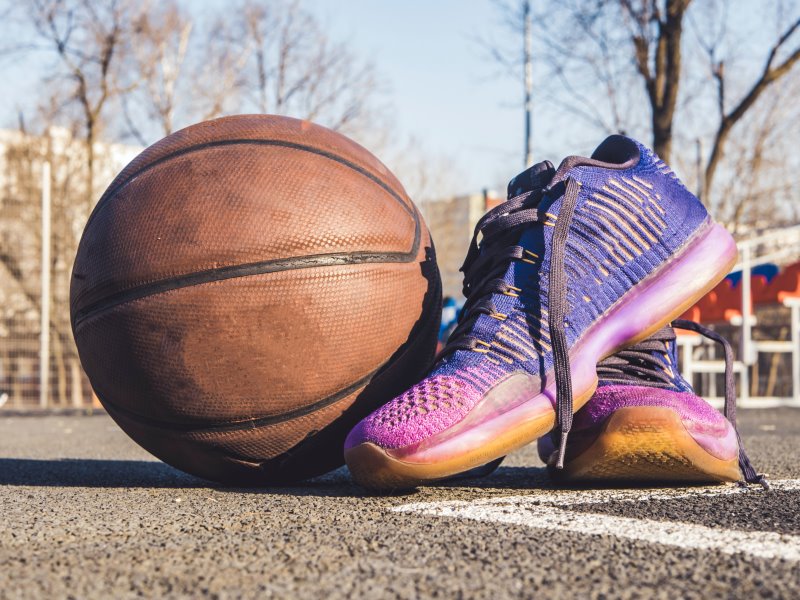 Basketballschuhe neben einem Basketball