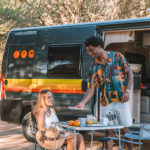 Campingtisch vor einem Wohnmobil
