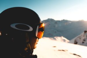 Mensch mit Skihelm mit Visier