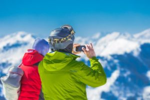 Softshelljacke wird von Mann und Frau im Winter getragen getragen