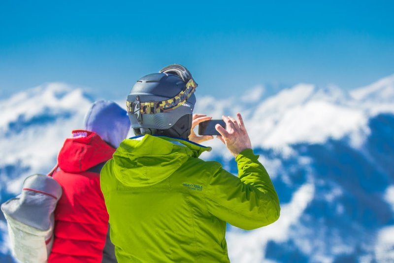 Softshelljacke wird von Mann und Frau im Winter getragen getragen