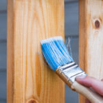 Leinölfirnis verleiht hellem Holz einen Honigton