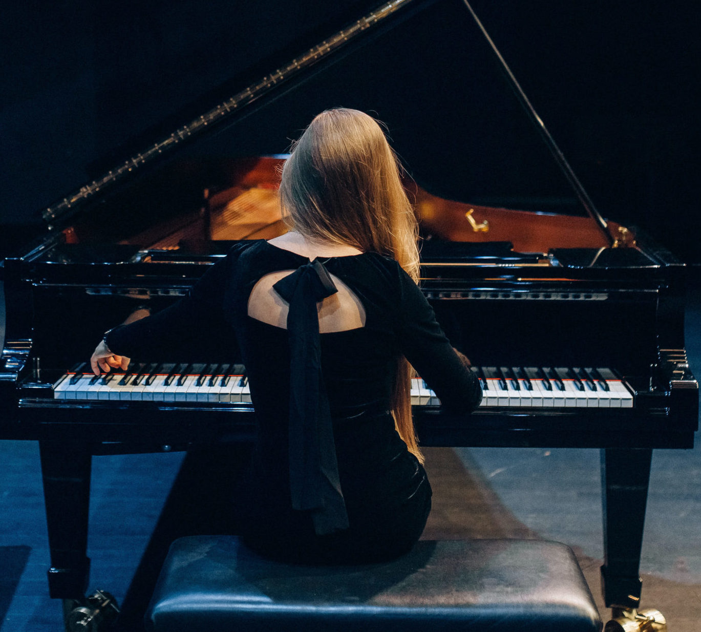 Eine Pianistin am Flügel