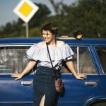 Dame trägt Crossbody Bag in der Freizeit