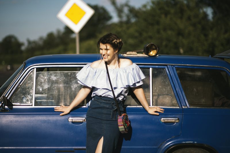 Dame trägt Crossbody Bag in der Freizeit