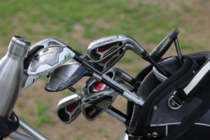 verschiedene Golfschläger in einer Tasche