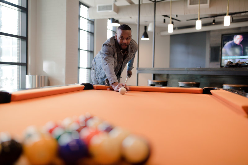 Mann spielt Billard