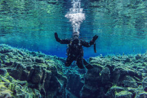 Neoprenhandschuhe beim tauchen unter Wasser