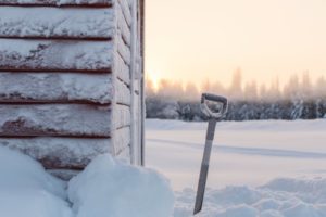 Lawinenschaufel im Schnee