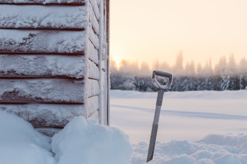 Lawinenschaufel im Schnee