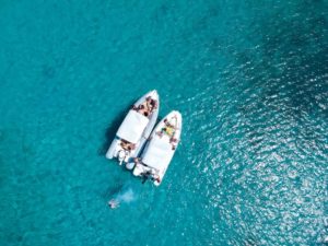 Schlauchboote im Wasser mit Schlauchbootleiter