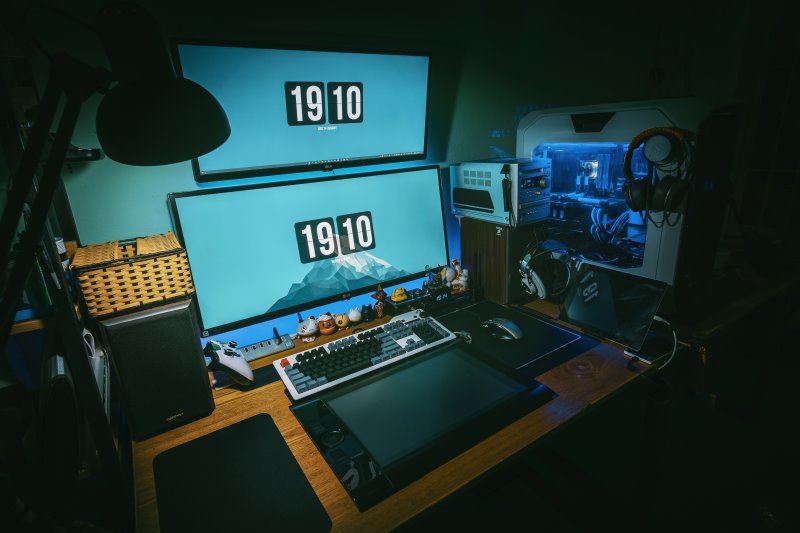 Mehrere Gaming Monitore und ein Gaming Set-up