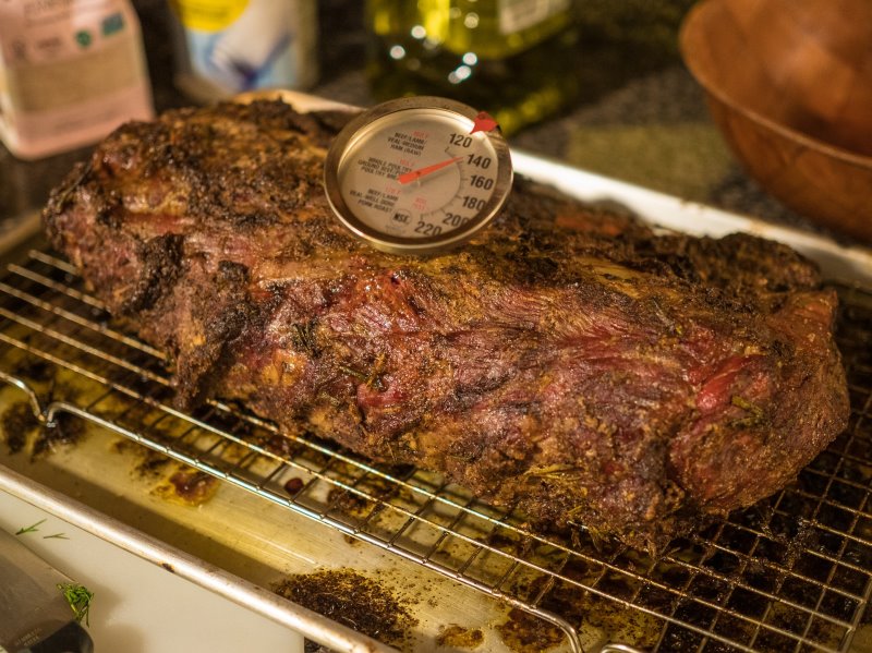 analoges Grillthermometer steckt im Grillgut