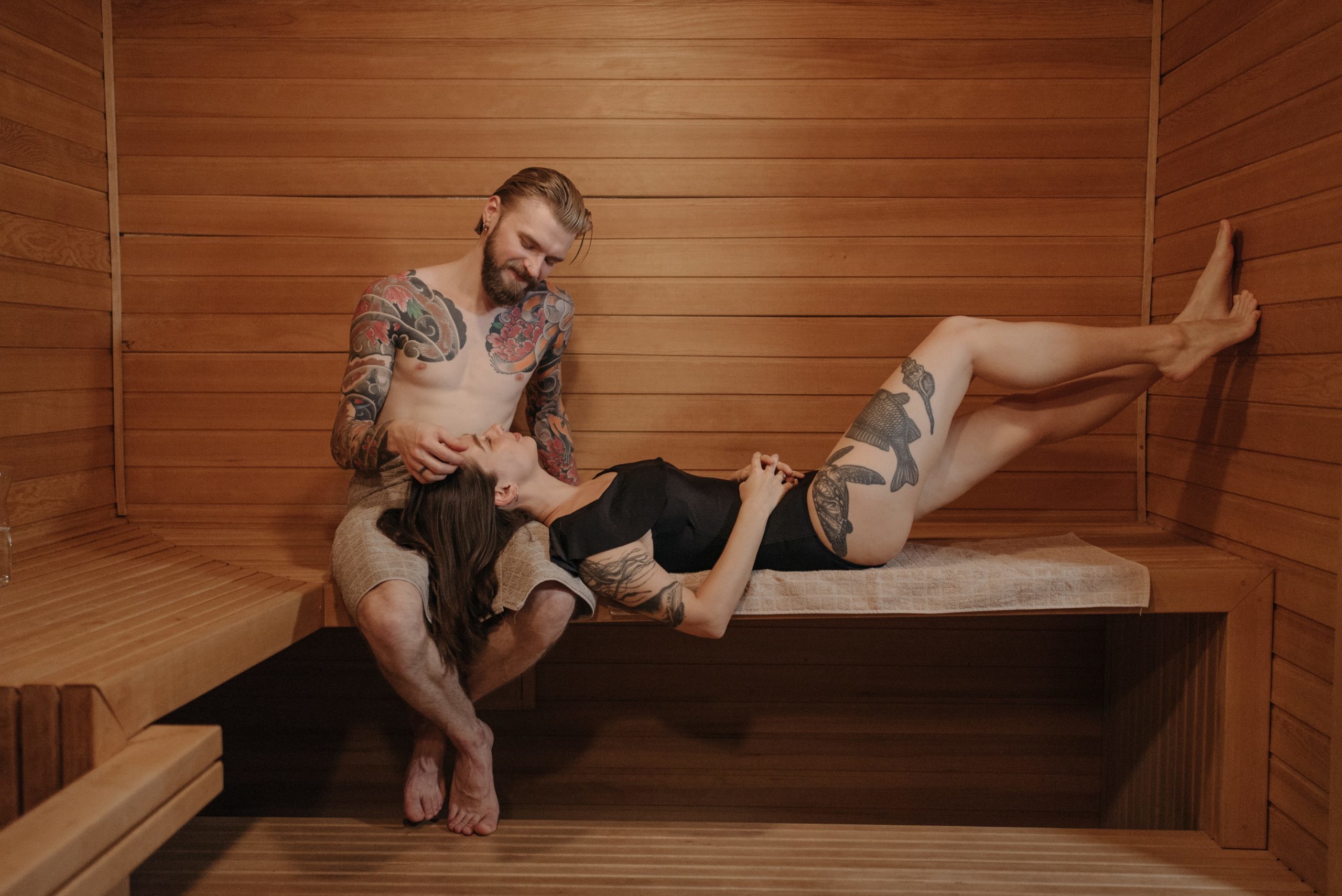 Zwei Personen entspannen in der Sauna