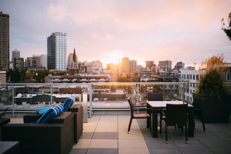 Loungemöbel auf einer Terrasse im Sommer