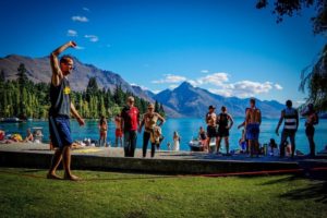 Man balanciert auf Slackline