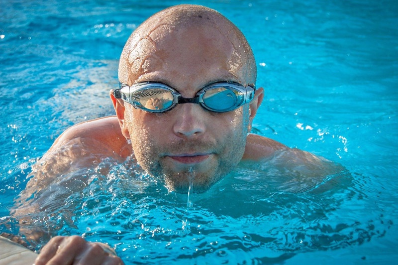 Mann mit verspiegelter Schwimmbrille