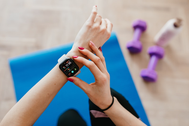 Frauen Arm mit einem Activity Tracker beim Fitness