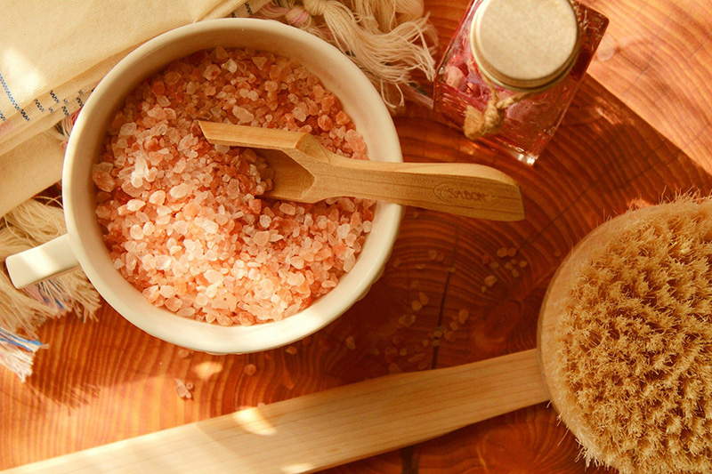 Badesalz mit Holzlöffel