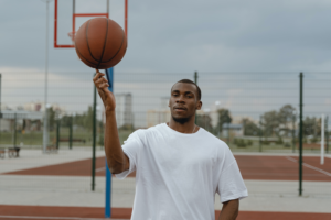 Ein Mann der einen Basketball auf seinem Finger dreht