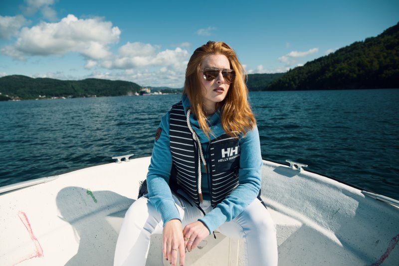 Frau traegt eine Wassersport Sonnenbrille