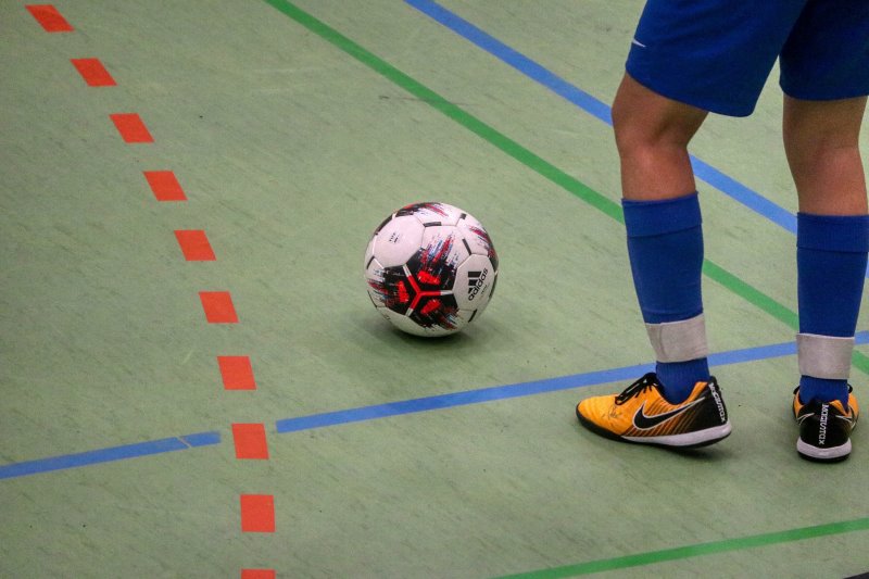 Hallenfußballschuhe mit einem Fußball