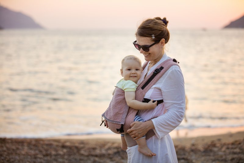 Kind am Bauch in der Kindertrage
