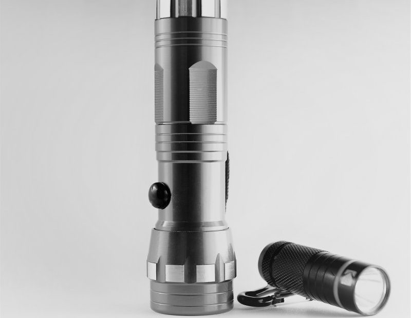 Graue Taschenlampen vor grauem Hintergrund