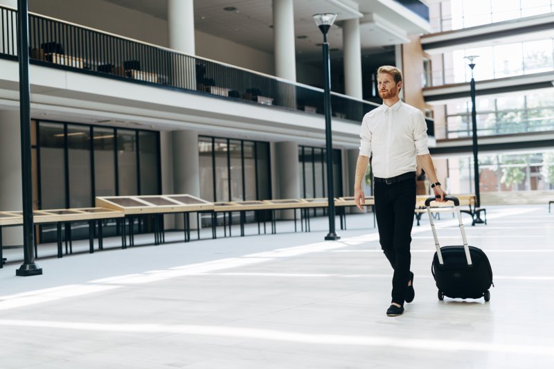 Geschäftsmann mit Business Trolley