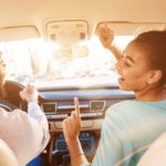 Paar hört zusammen Musik über Bluetoothim Auto