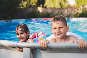 Kinder spielen im Pool